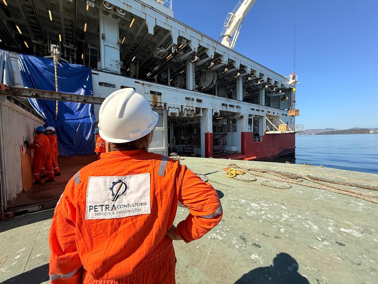Técnico da Petra Consultoria em operação de carga a bordo de embarcação offshore